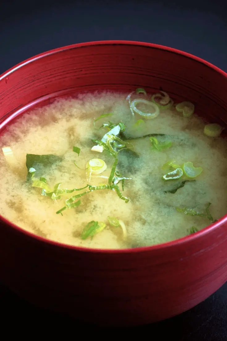 海苔と玉ねぎの白味噌汁が入った赤いボウル