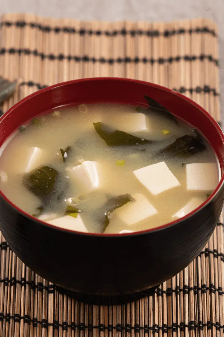 bol de soupe miso blanche au tofu et aux algues