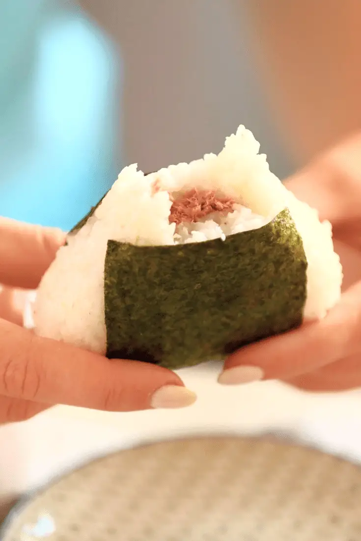 omusubi 的特寫鏡頭,頂部咬了一口