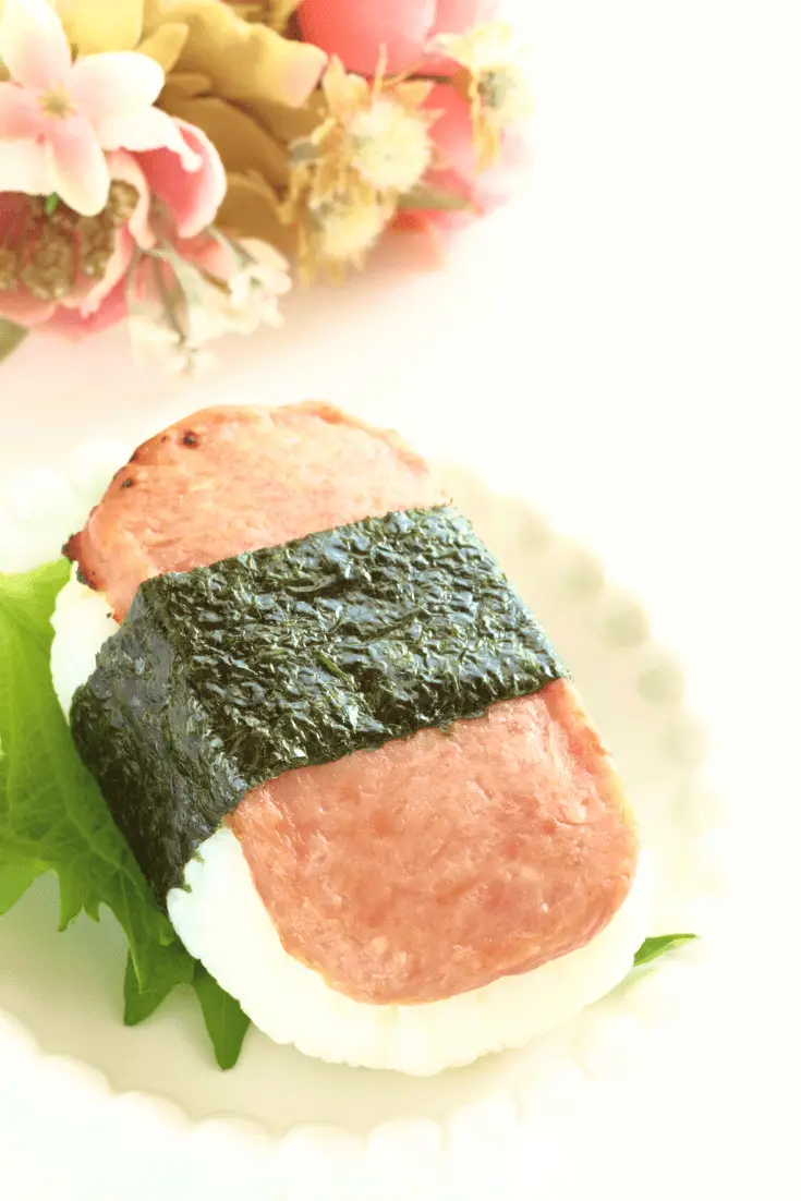 spam omusubi com flores ao lado