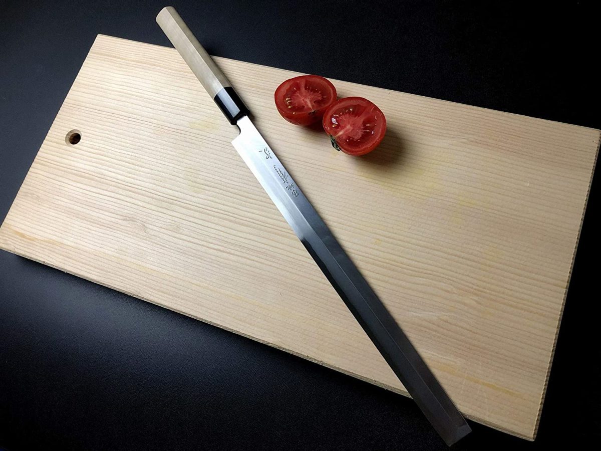 El mejor cuchillo takobiki japonés tradicional y el mejor en general: cuchillo de chef japonés ARITSUGU en tabla de cortar