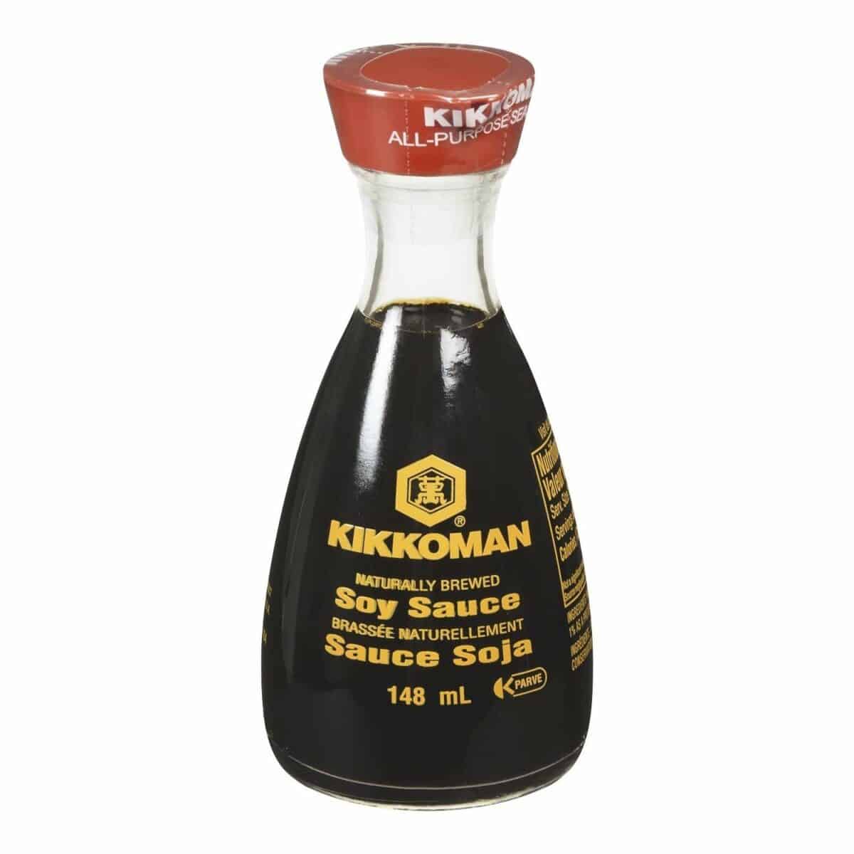 Icónica salsa de soja kikkoman en botella de cristal