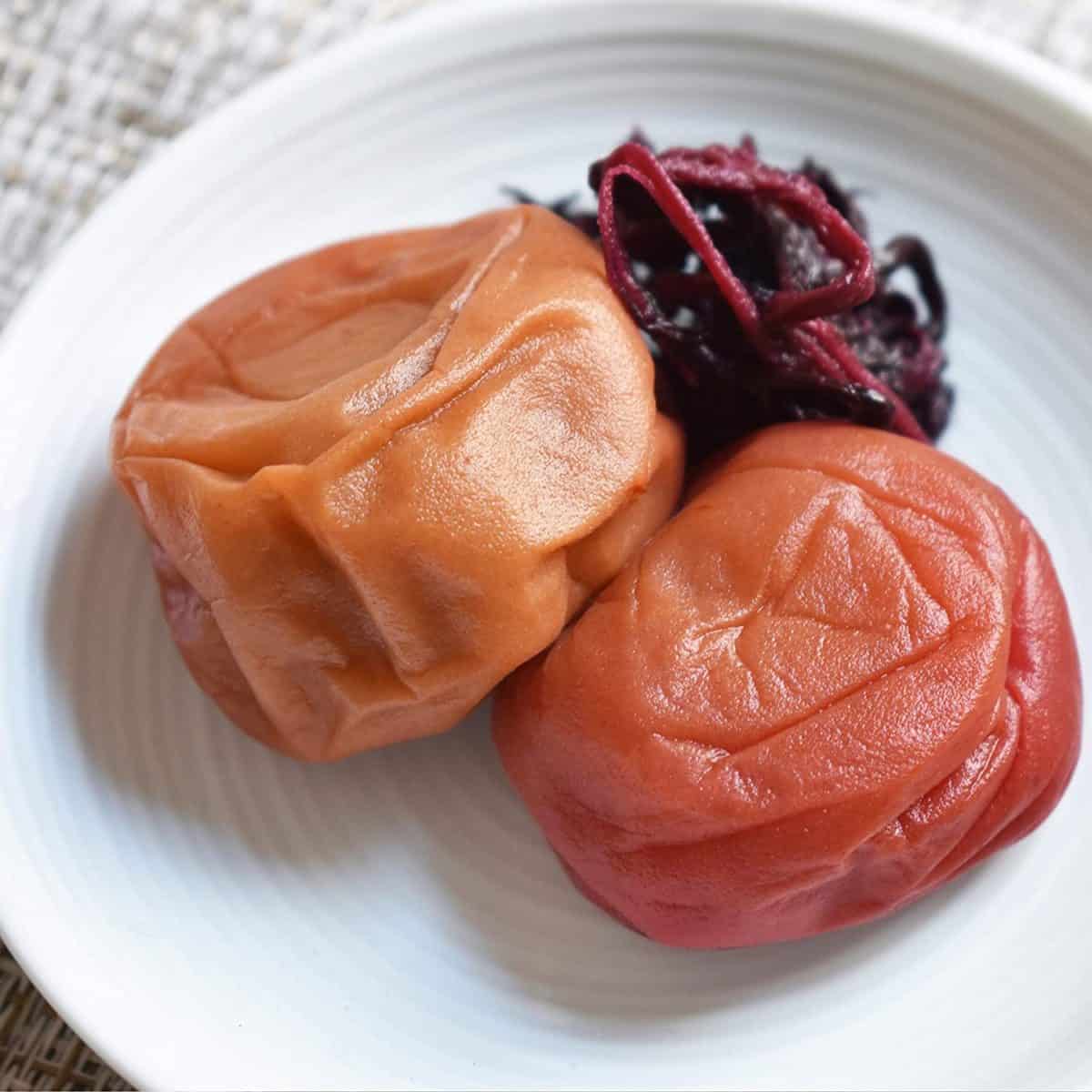 Ganz preparéiert umeboshi plums