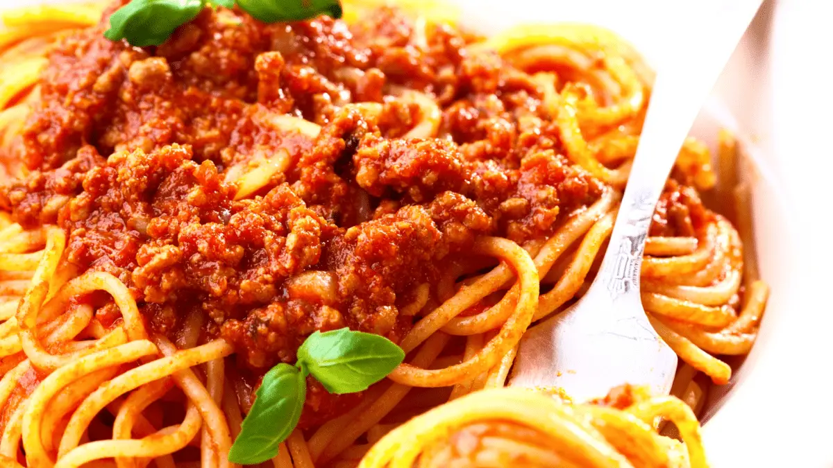 gros plan d'une assiette de spaghettis philippins au basilic sur le dessus