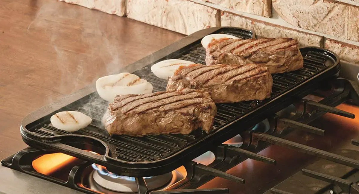 Griddle e fetisetsoang morao le poleiti ea teppanyaki ea grill bakeng sa hob ea induction- Lodge Pre-Seasoned Cast Iron Reversible Grill:Griddle on stove