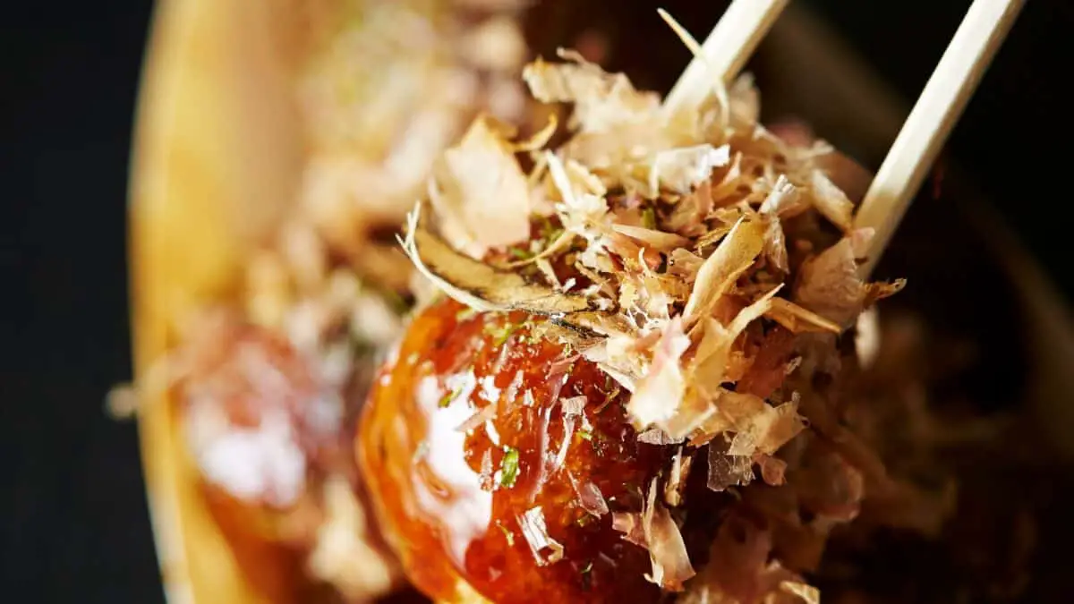 Mae Bonito yn fflochio ar takoyaki yn symud