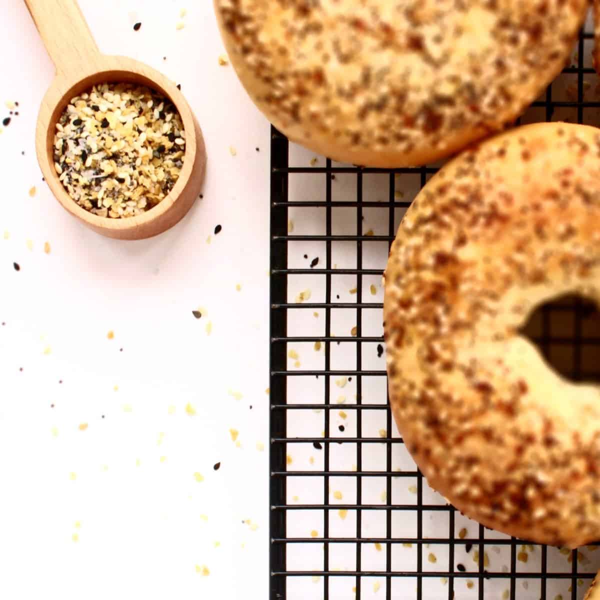 Furikake vs ntho e 'ngoe le e' ngoe ea bagel seasoning