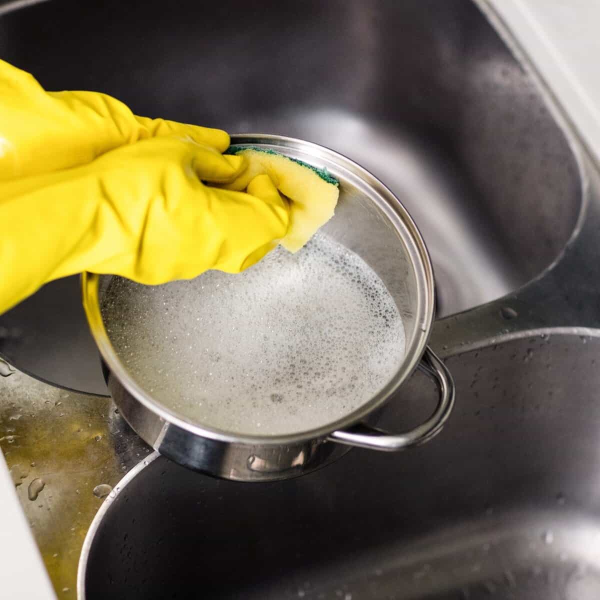 How to clean cooking utensils and pans