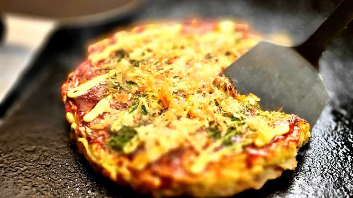 How to eat okonomiyaki
