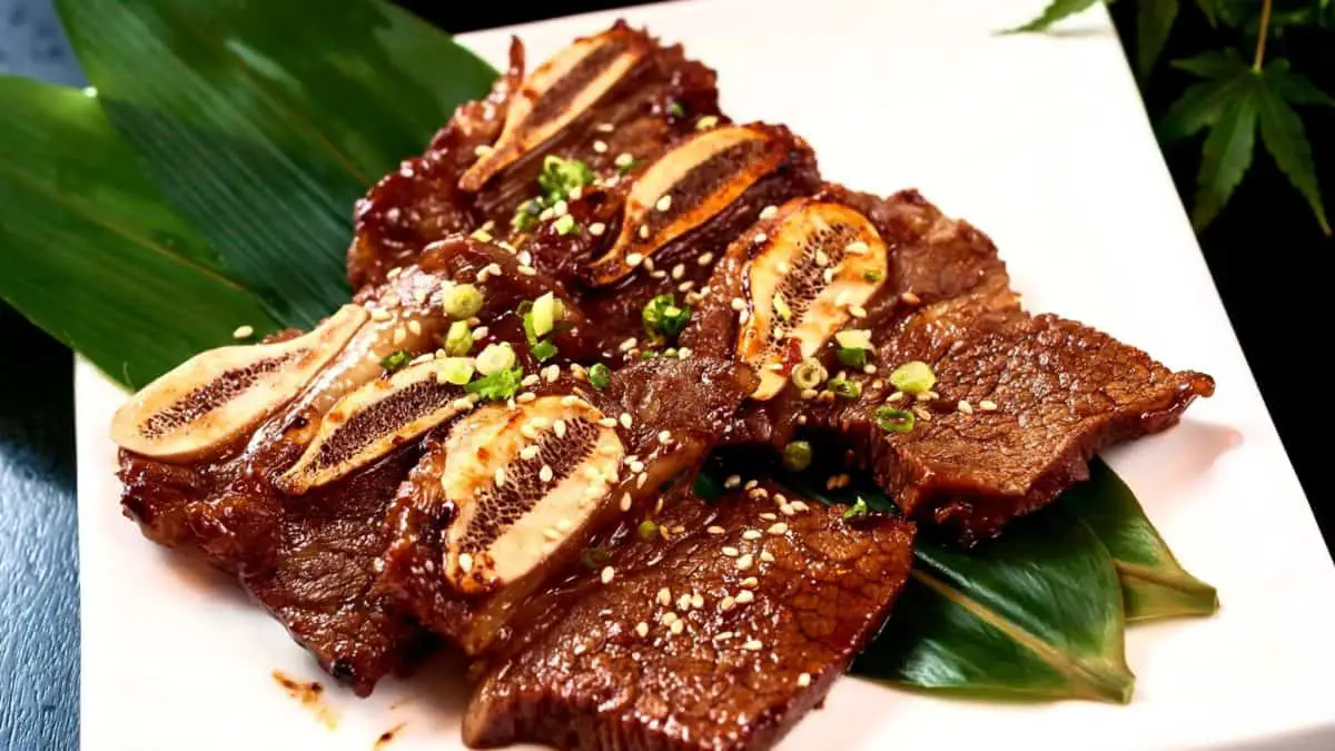 Teppanyaki steak e nang le sauce ea soya