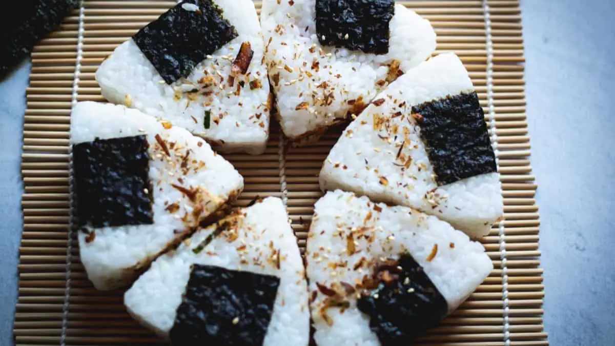 Onigiri de maionese de atum