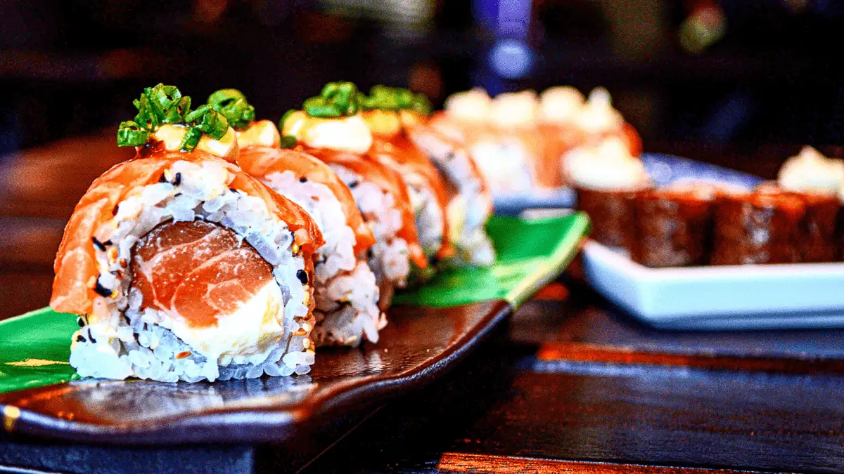 Vad är sushi? Förklarar maki & nigiri rullar