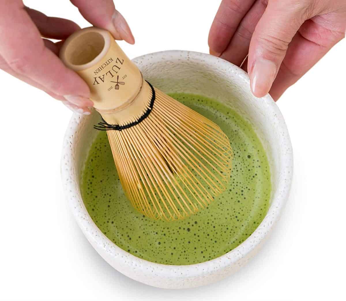 Zulay Traditional Matcha Whisk & Spoon - 100 Prong Bamboo Whisk Bakeng sa ho Itokisa Tea - Whisk ea 'Nete ea Bamboo ea Japane Bakeng sa Tee ea Matcha