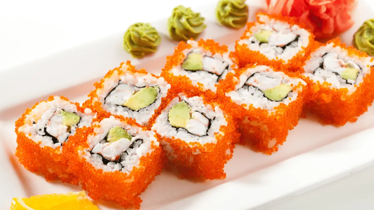 sushi cuộn với tobiko bên ngoài