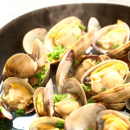 Rysáit ar gyfer Clams Sake-Steamed Japanese Asari no Sakamushi