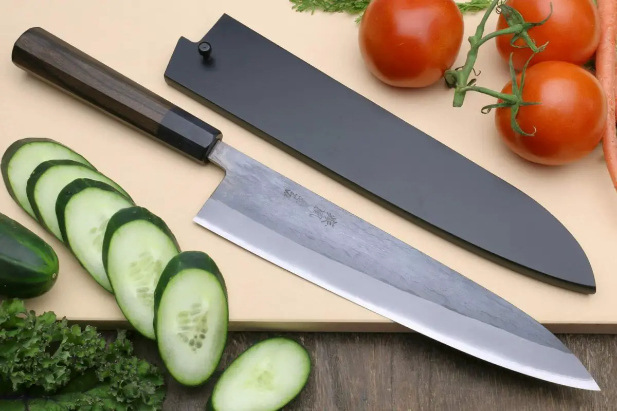 hermoso (aunque caro) cuchillo de chef Gyuto forjado en negro si quieres un cuchillo versátil con un acabado kurouchi