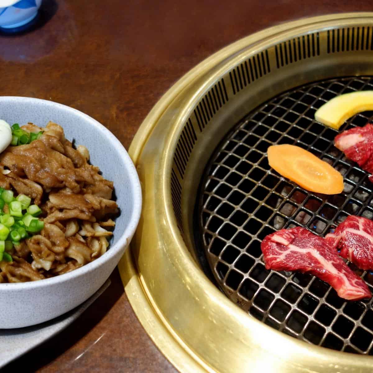Yakiniku de carne vs gyudon