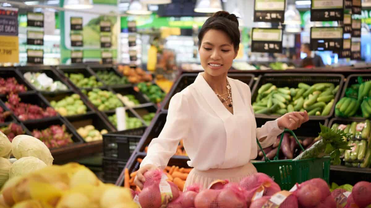 Kvinna som handlar i en asiatisk livsmedelsbutik