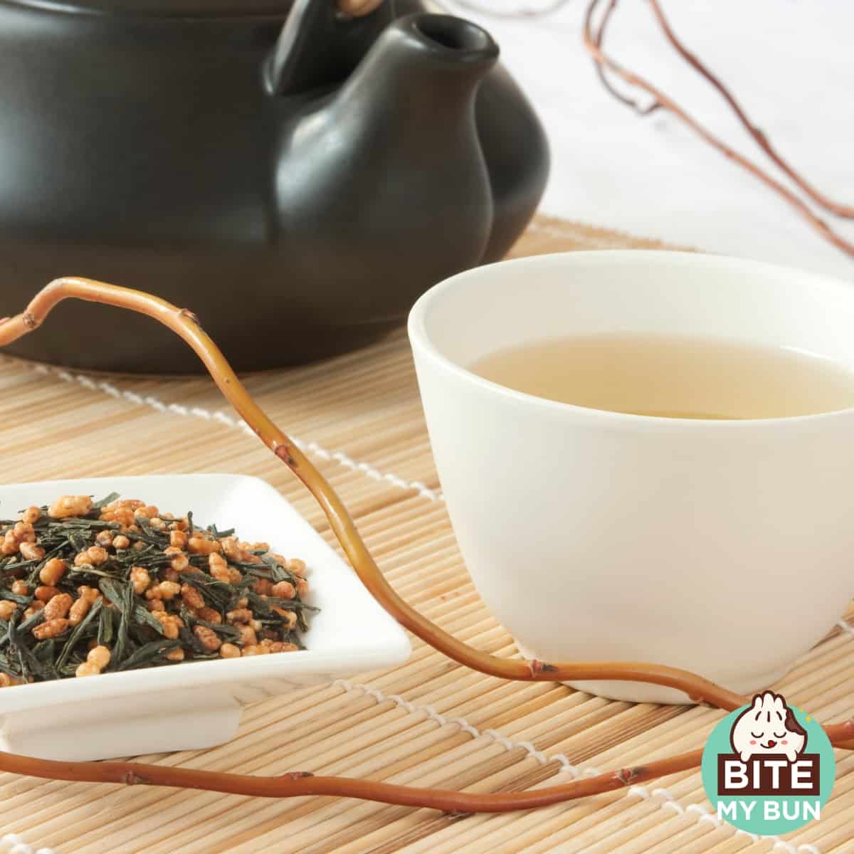 Taza de té Genmaicha y hojas sobre una mesa