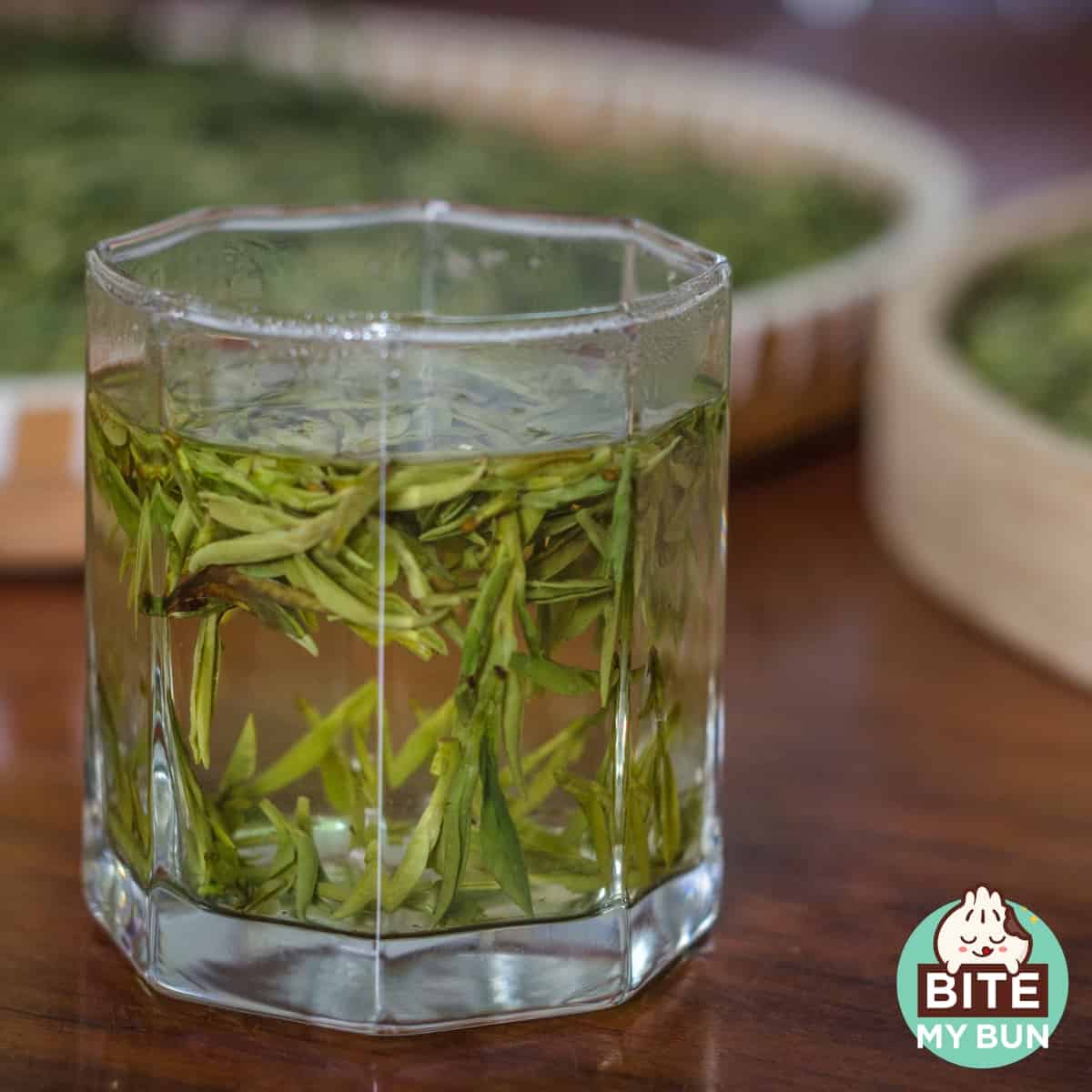 Csésze Longjing tea egy asztalon