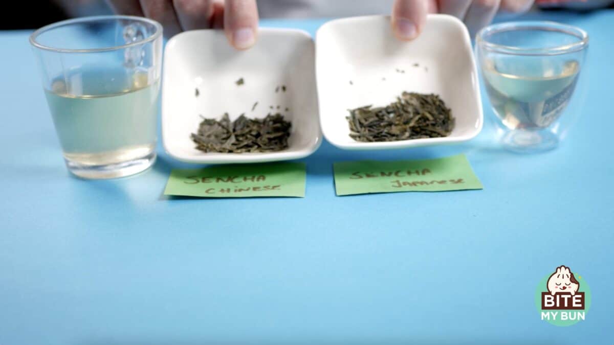 Tazas y hojas de té Sencha japonés y chino.